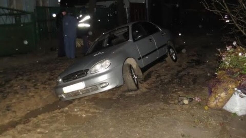 В Мелитополе машина провалилась под размытую дождем землю