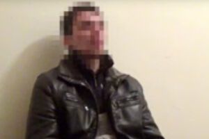 По словам задержанного, проверкой и обучением кандидатам на службу в так называемых "силовых структурах" террористов занимаются действующие сотрудники ФСБ России