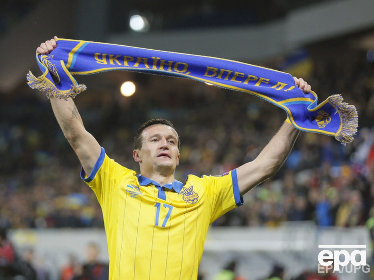 "Слава воїнам АТО". Игрок сборной Украины Федецкий после победы над Словенией скандировал на трибуне вместе с фанатами. Видео