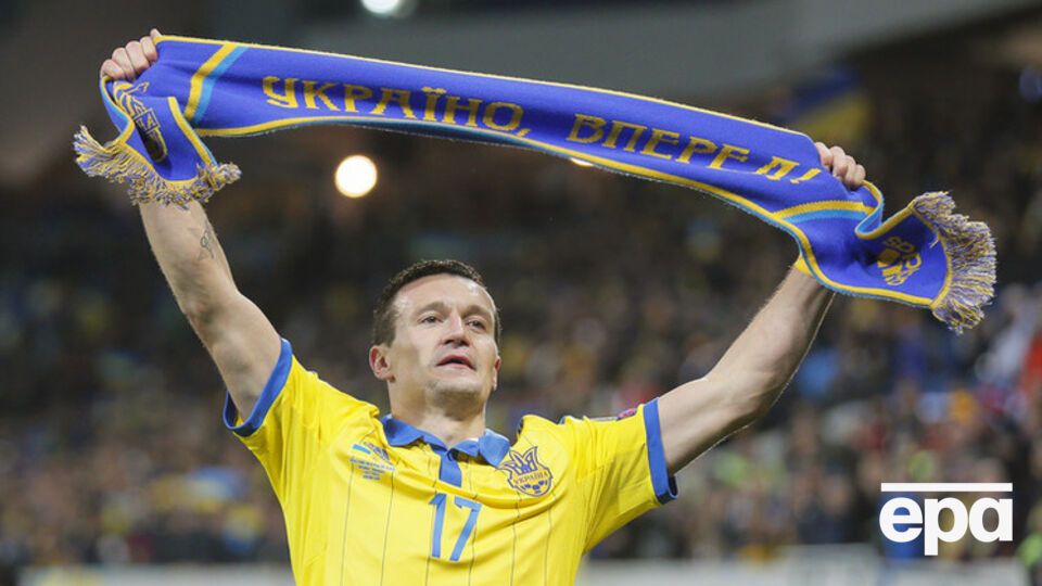 "Слава воїнам АТО". Игрок сборной Украины Федецкий после победы над Словенией скандировал на трибуне вместе с фанатами. Видео