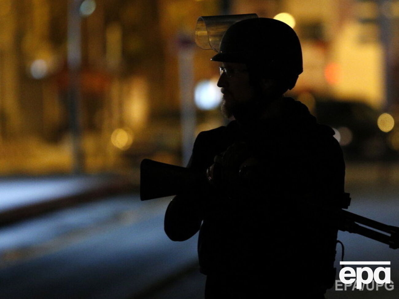 В районе национального стадиона слышна перестрелка