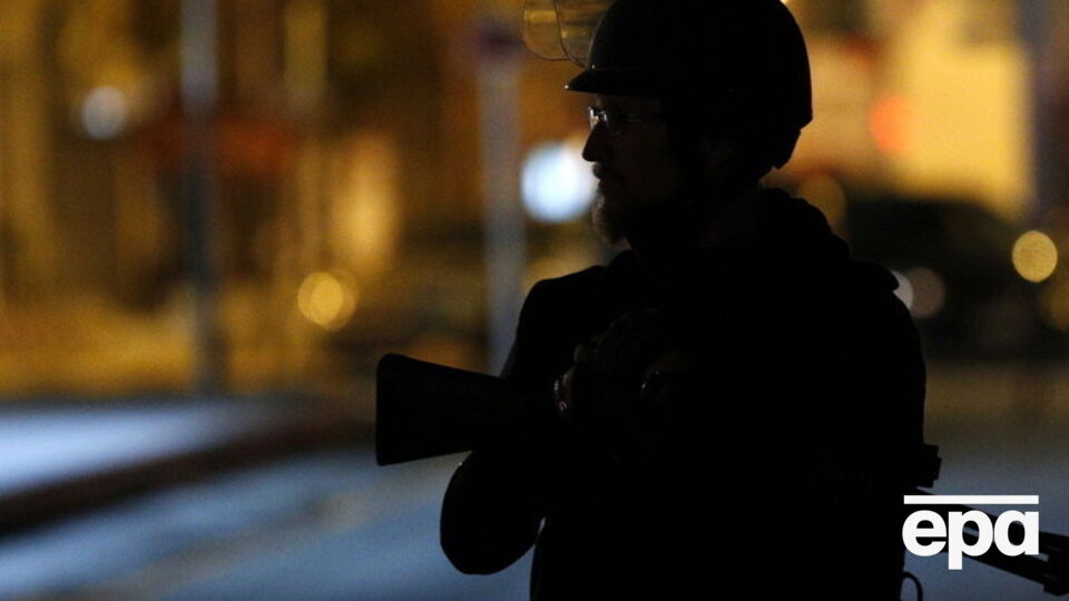 В районе национального стадиона слышна перестрелка