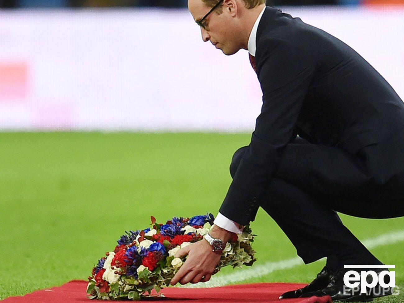 Перед матчем принц Уильям положил на газон "Уэмбли" траурный венок в память жертв терактов