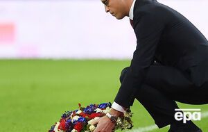 Перед матчем принц Уильям положил на газон "Уэмбли" траурный венок в память жертв терактов