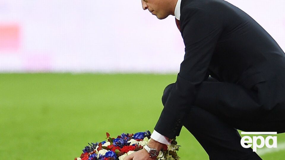 Перед матчем принц Уильям положил на газон "Уэмбли" траурный венок в память жертв терактов