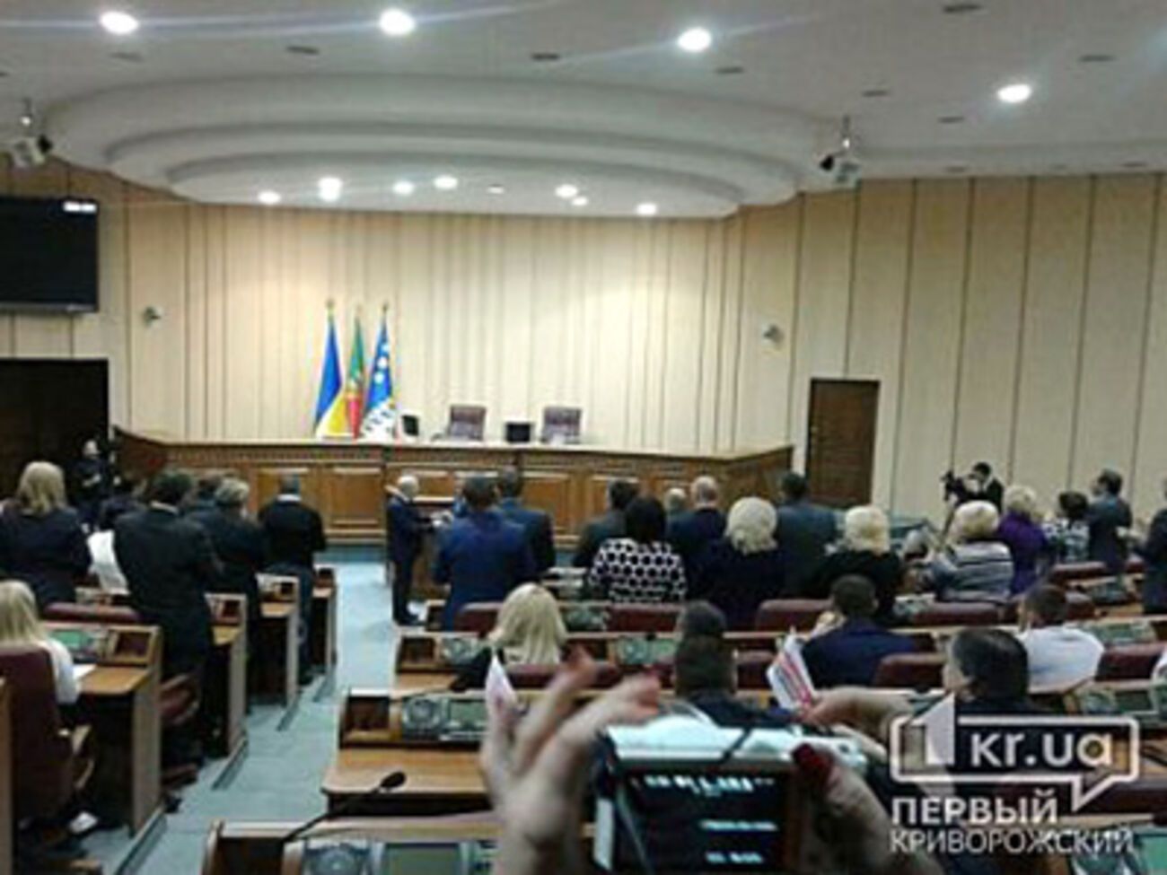 Председатель Криворожской городской избирательной комиссии Павел Гивель объявил в сессионном зале победителем выборов на пост мэра Юрия Вилкула