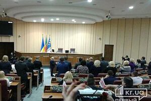 Председатель Криворожской городской избирательной комиссии Павел Гивель объявил в сессионном зале победителем выборов на пост мэра Юрия Вилкула