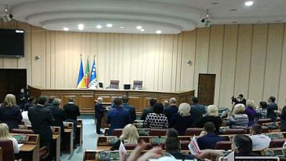 Председатель Криворожской городской избирательной комиссии Павел Гивель объявил в сессионном зале победителем выборов на пост мэра Юрия Вилкула