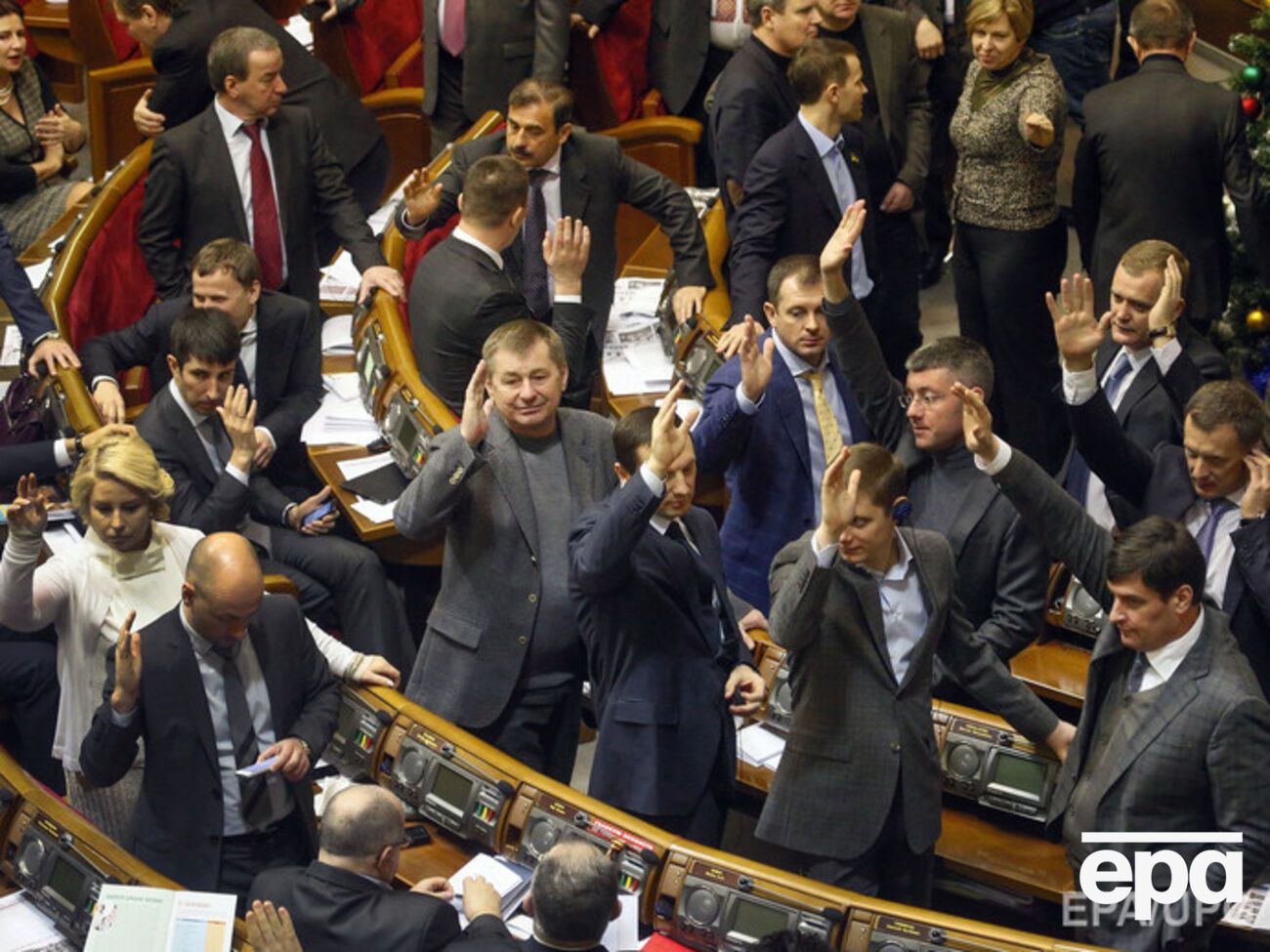 За законы из "диктаторского пакета" голосовали поднятием рук