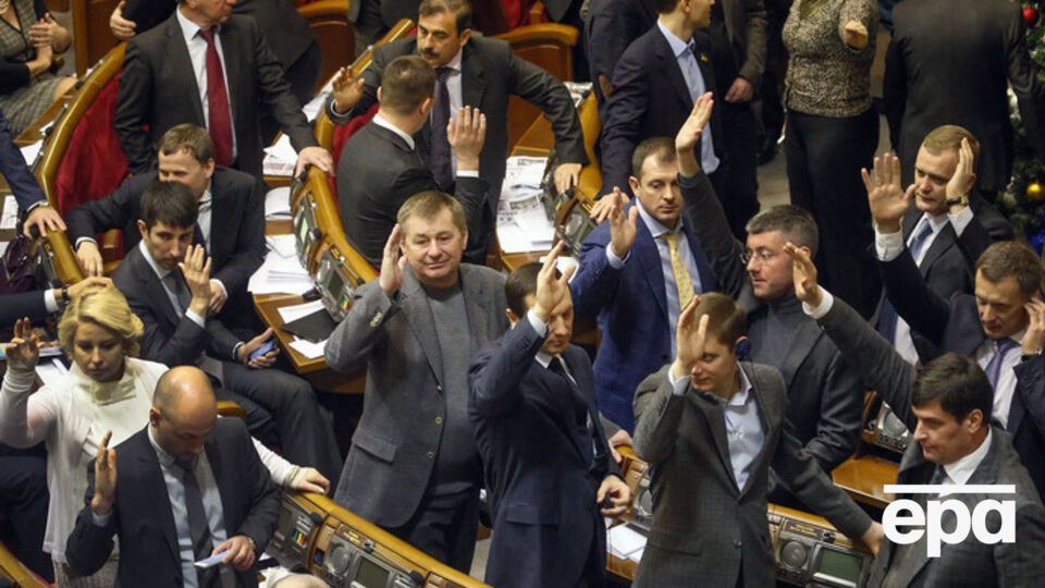 За законы из "диктаторского пакета" голосовали поднятием рук