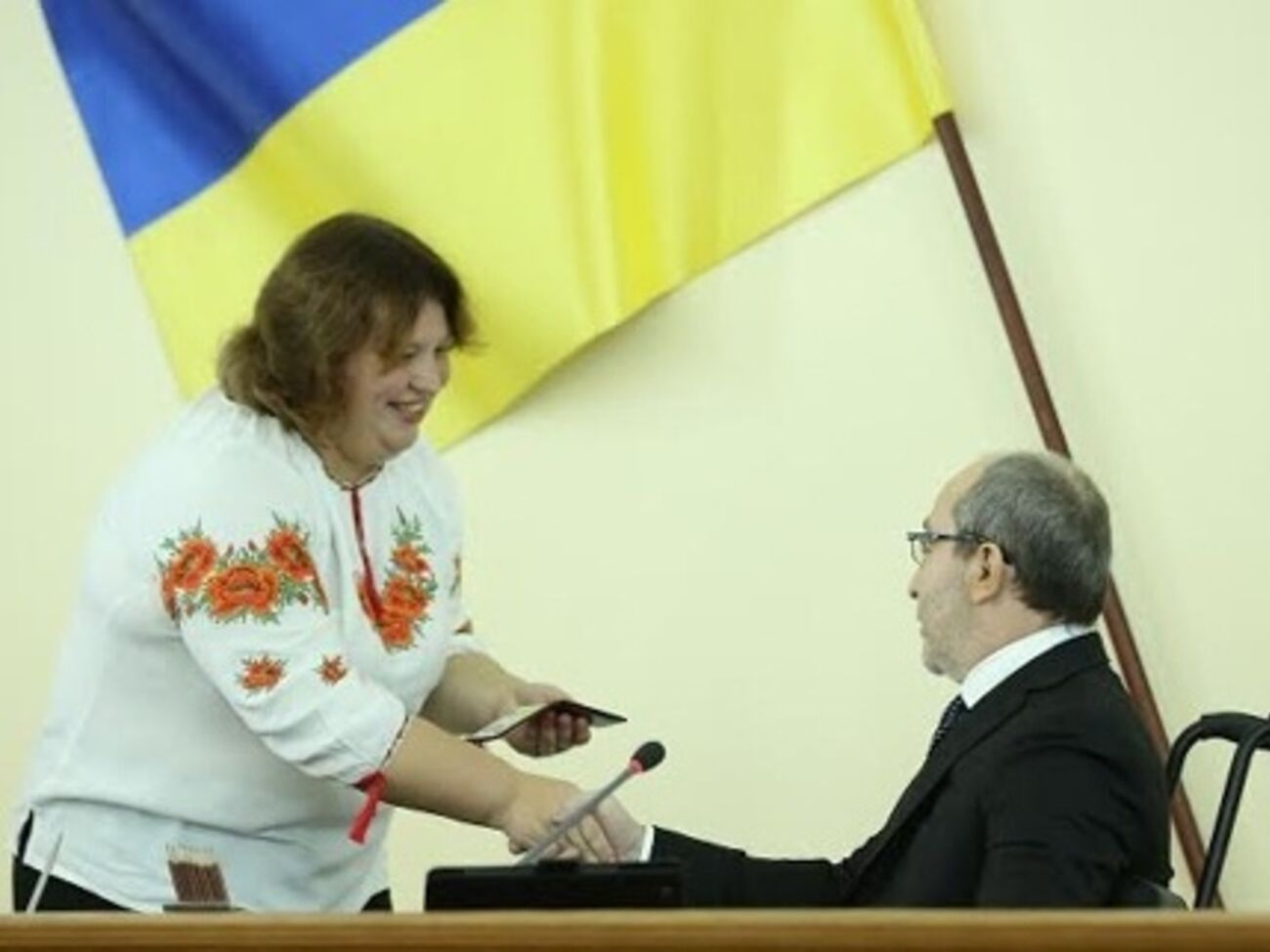 После принятия присяги Кернесу вручили удостоверение и атрибуты мэра Харькова