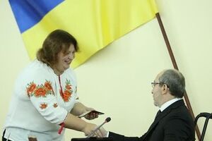 После принятия присяги Кернесу вручили удостоверение и атрибуты мэра Харькова