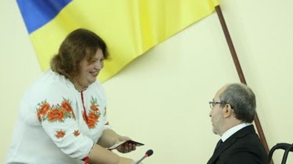 После принятия присяги Кернесу вручили удостоверение и атрибуты мэра Харькова