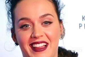 Перри: Даже миссис Клаус нечего надеть перед праздником!