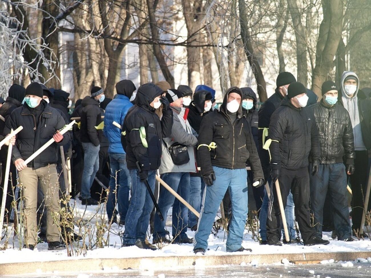 Титушек вооружали не только битами, но и автоматами