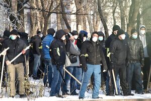 Титушек вооружали не только битами, но и автоматами