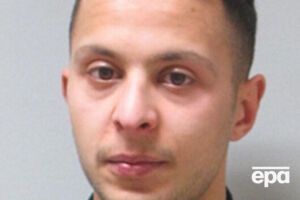 К поиску подозреваемого привлечен вертолет, а к зданию почты стянули около сотни полицейских