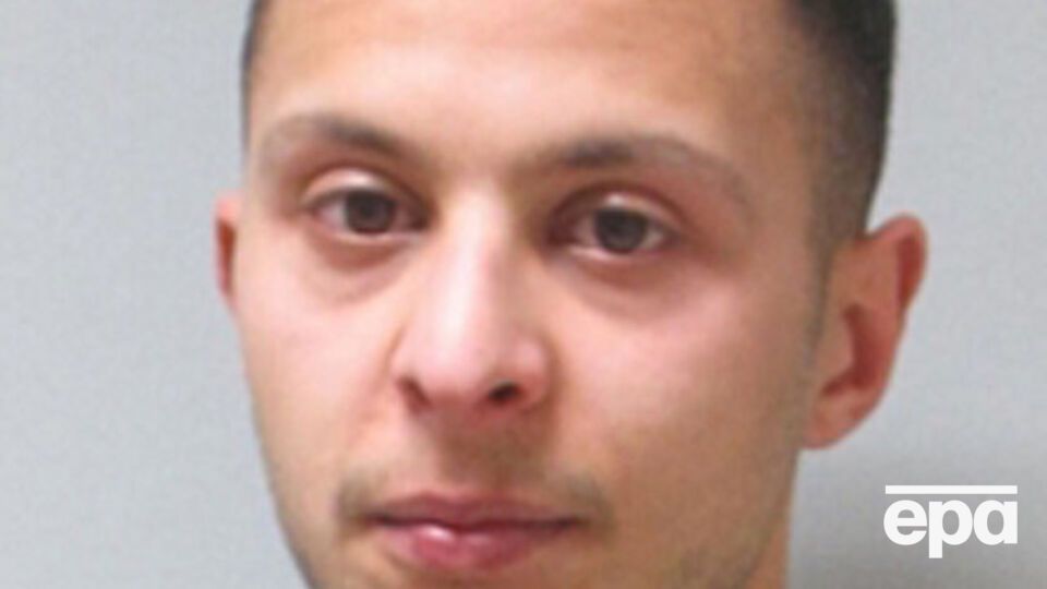 К поиску подозреваемого привлечен вертолет, а к зданию почты стянули около сотни полицейских