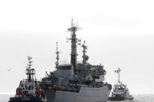 Медведев снял выговор с чиновника, заявившего об отказе от "Мистралей"