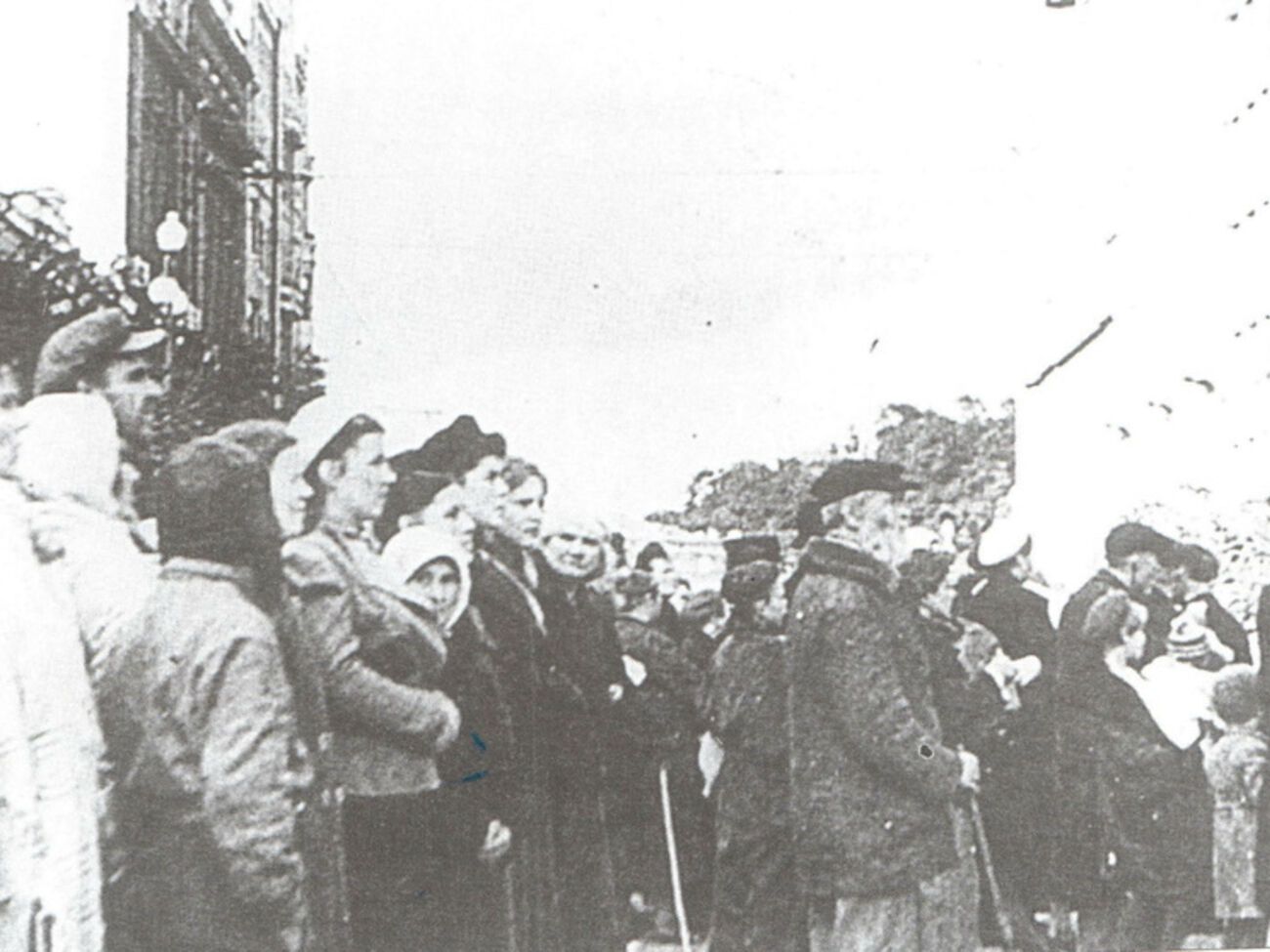 Киевляне слушают немецкую информацию, передаваемую из радиоавтомашины на Крещатике