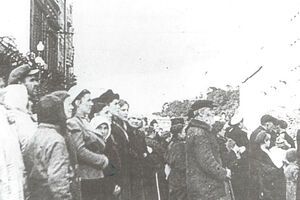 Киевляне слушают немецкую информацию, передаваемую из радиоавтомашины на Крещатике