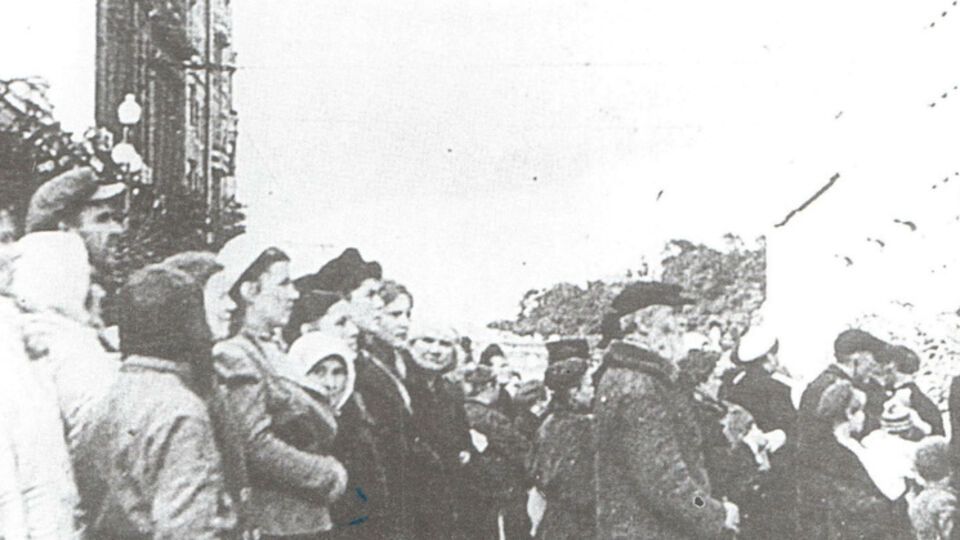 Киевляне слушают немецкую информацию, передаваемую из радиоавтомашины на Крещатике