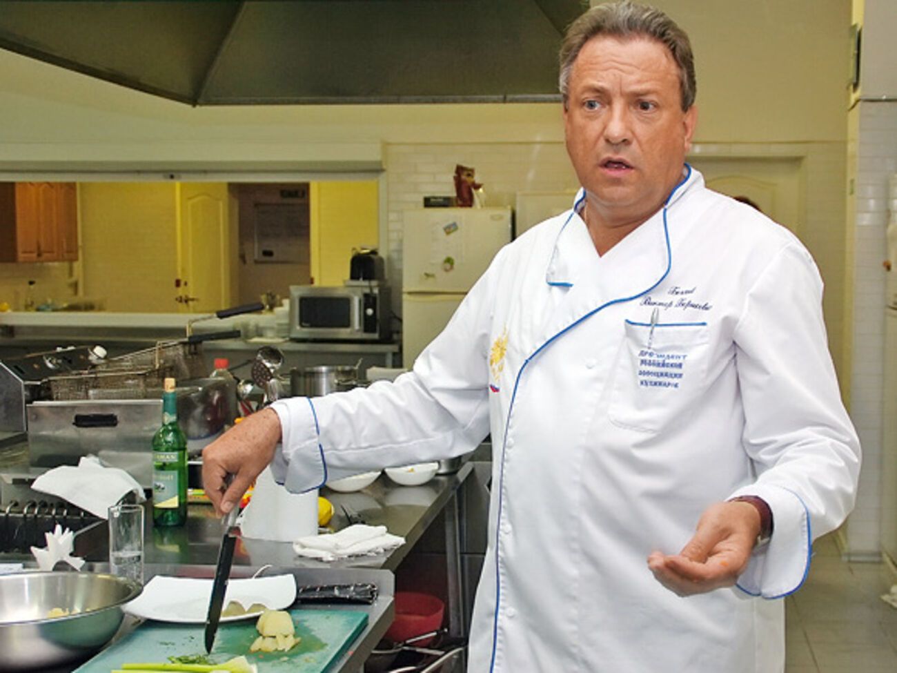 "Я приезжал на работу в половине пятого, заваривал хорошего кофе, отрезал кусочек севрюги горячего копчения, делал бутерброд, садился на балкончик и слушал, как соловьи поют. А потом брал хорошую сигаретку Philip&nbsp;Morris и кайфовал!"