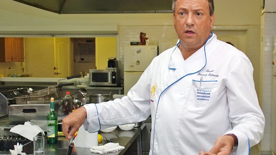 "Я приезжал на работу в половине пятого, заваривал хорошего кофе, отрезал кусочек севрюги горячего копчения, делал бутерброд, садился на балкончик и слушал, как соловьи поют. А потом брал хорошую сигаретку Philip Morris и кайфовал!"