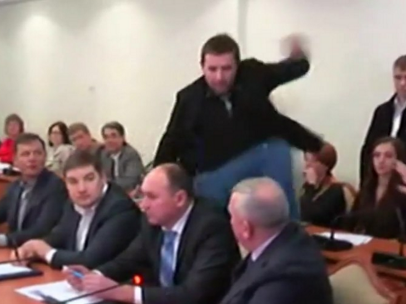 Парасюк ударил начальника отдела "К" СБУ после его слов о том, что он "сделал для революции больше, чем вы"