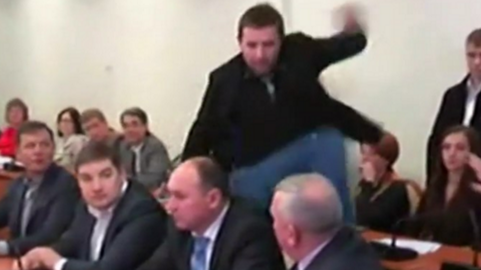 Парасюк ударил начальника отдела "К" СБУ после его слов о том, что он "сделал для революции больше, чем вы"