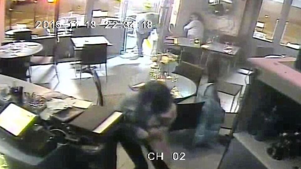 Камеры наблюдения в парижском кафе зафиксировали нападение террористов 13 ноября