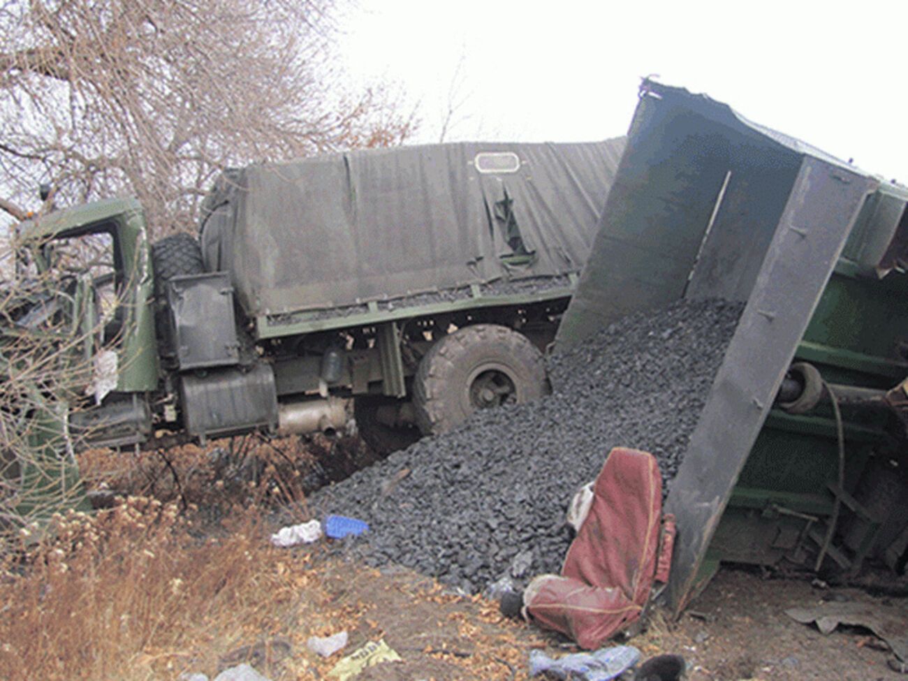 В результате столкновения гражданского и военного грузовиков два человека погибли и восемь ранены