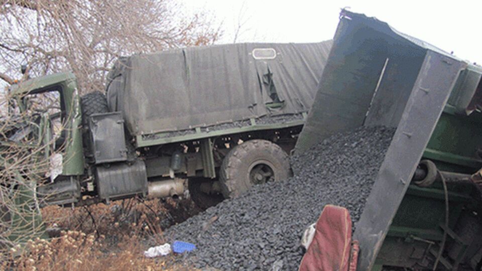 В результате столкновения гражданского и военного грузовиков два человека погибли и восемь ранены