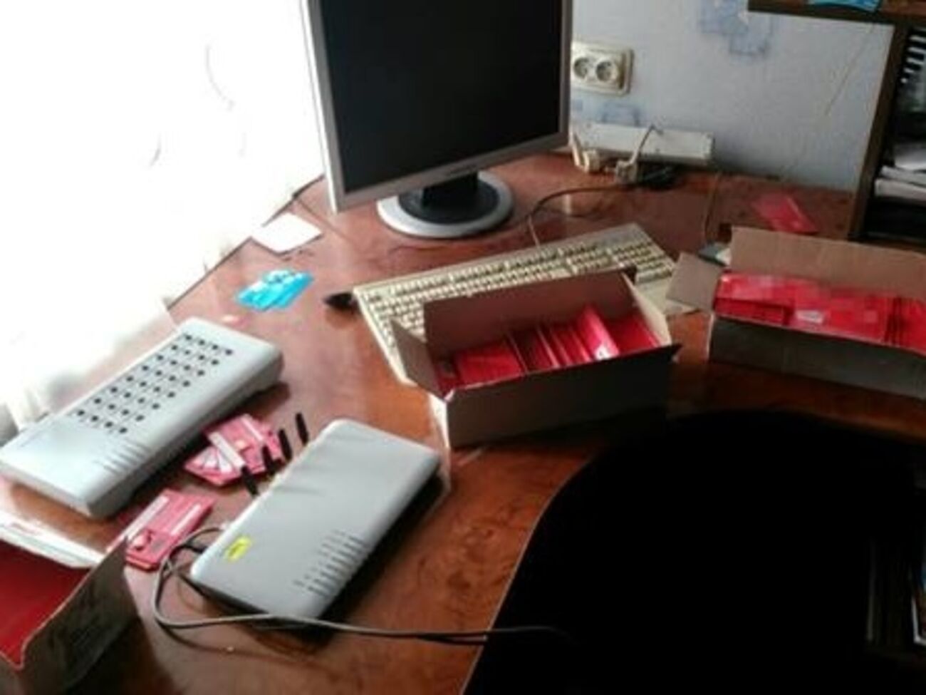 При обысках у подозреваемых были изъяты сим-карты и специальное оборудование