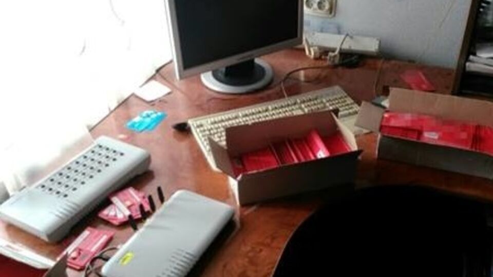 При обысках у подозреваемых были изъяты сим-карты и специальное оборудование