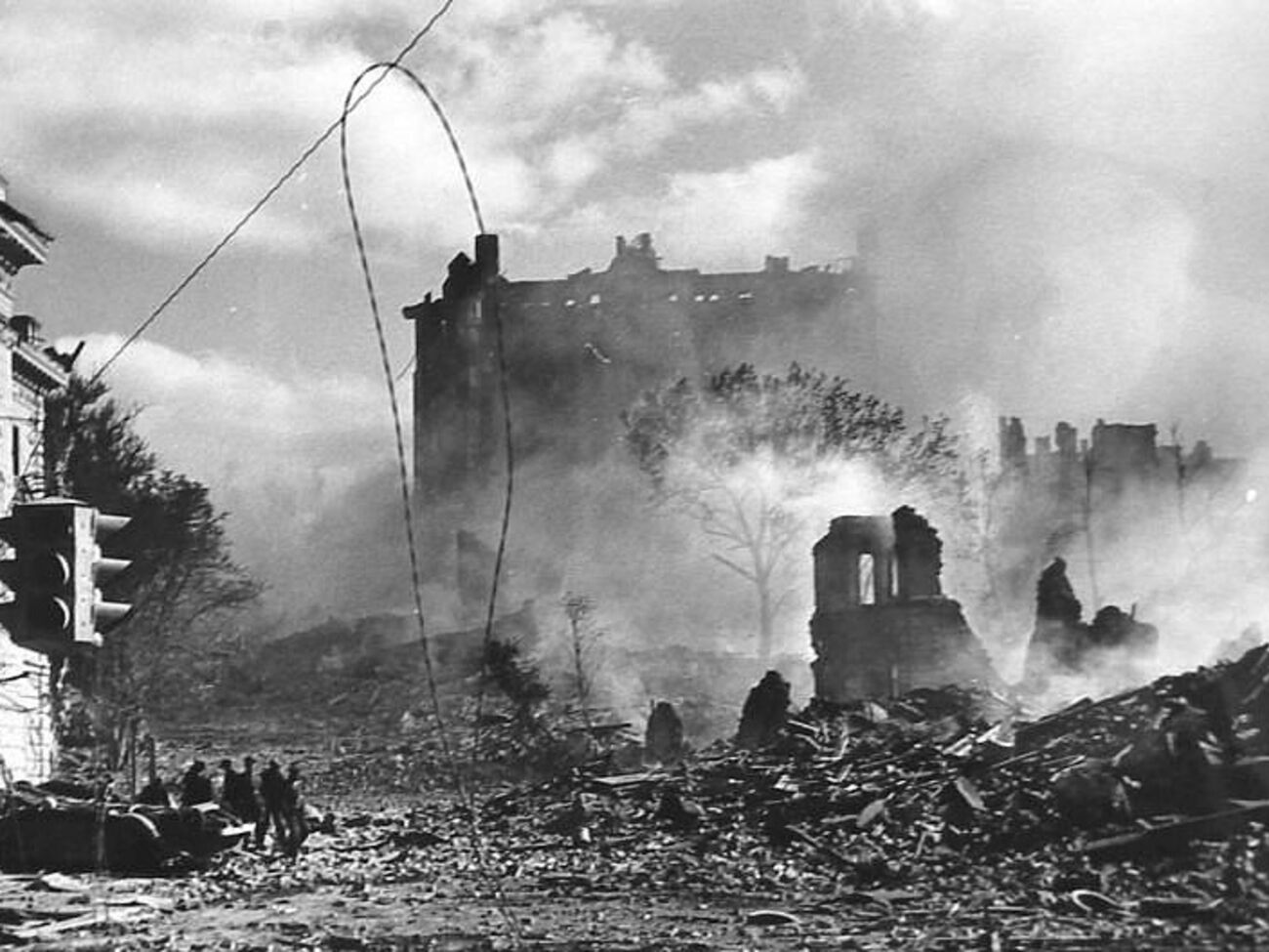 Сожженный Крещатик, на углу Институтской. В глубине виднеется взорванный Дом Гинзбурга, на месте которого&nbsp;сейчас отель "Украина". Осень 1941 года