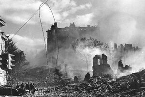 Сожженный Крещатик, на углу Институтской. В глубине виднеется взорванный Дом Гинзбурга, на месте которого сейчас отель "Украина". Осень 1941 года