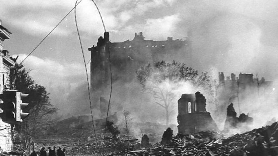 Сожженный Крещатик, на углу Институтской. В глубине виднеется взорванный Дом Гинзбурга, на месте которого сейчас отель "Украина". Осень 1941 года