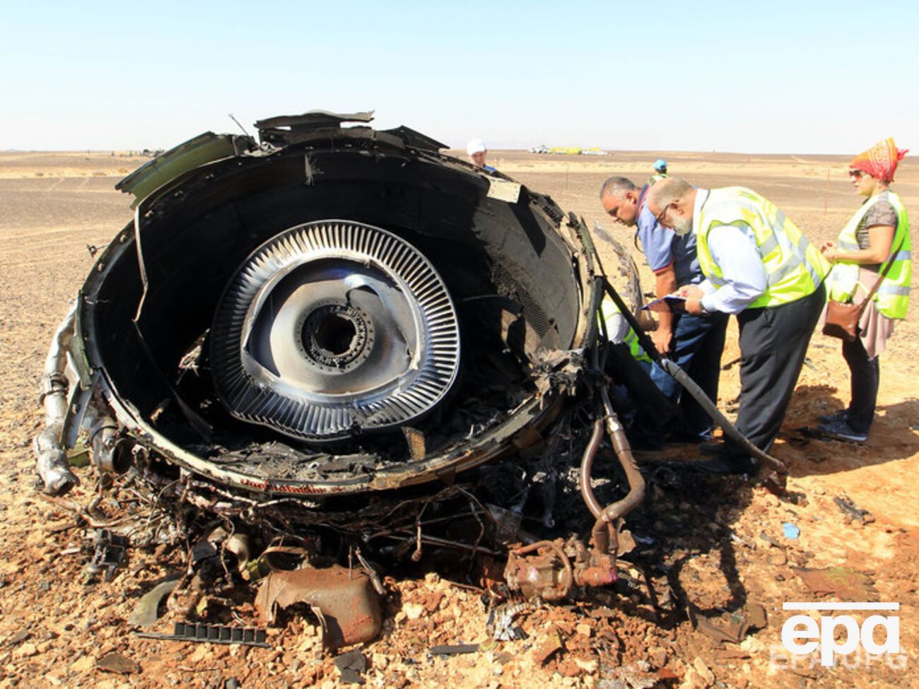 Эксперты выясняют причины крушения самолета