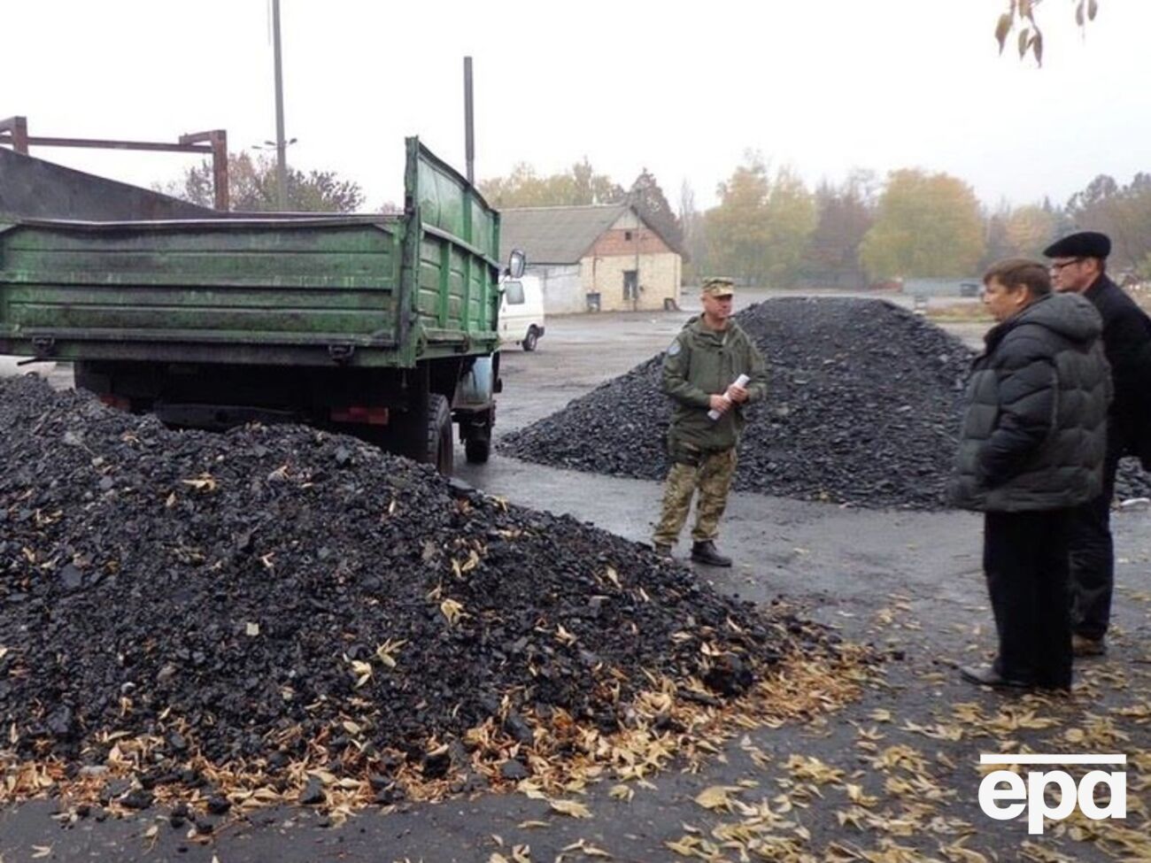 Украинские военные доставили в Зайцево и Луганское вблизи линии разграничения стройматериалы и уголь. Фоторепортаж