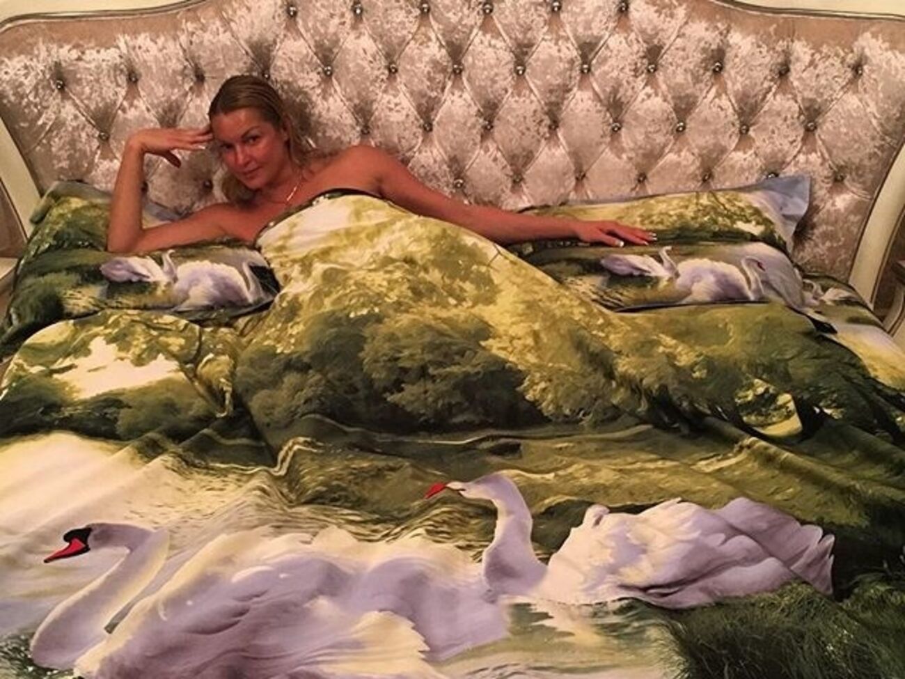 Волочкова разнообразила шпагат боксерскими перчатками