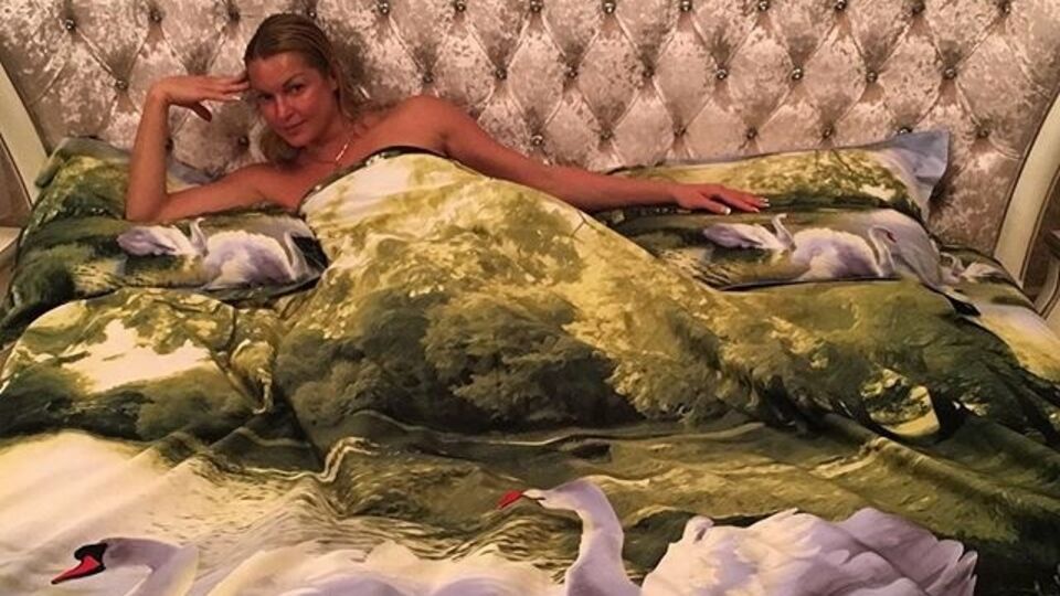 Волочкова разнообразила шпагат боксерскими перчатками