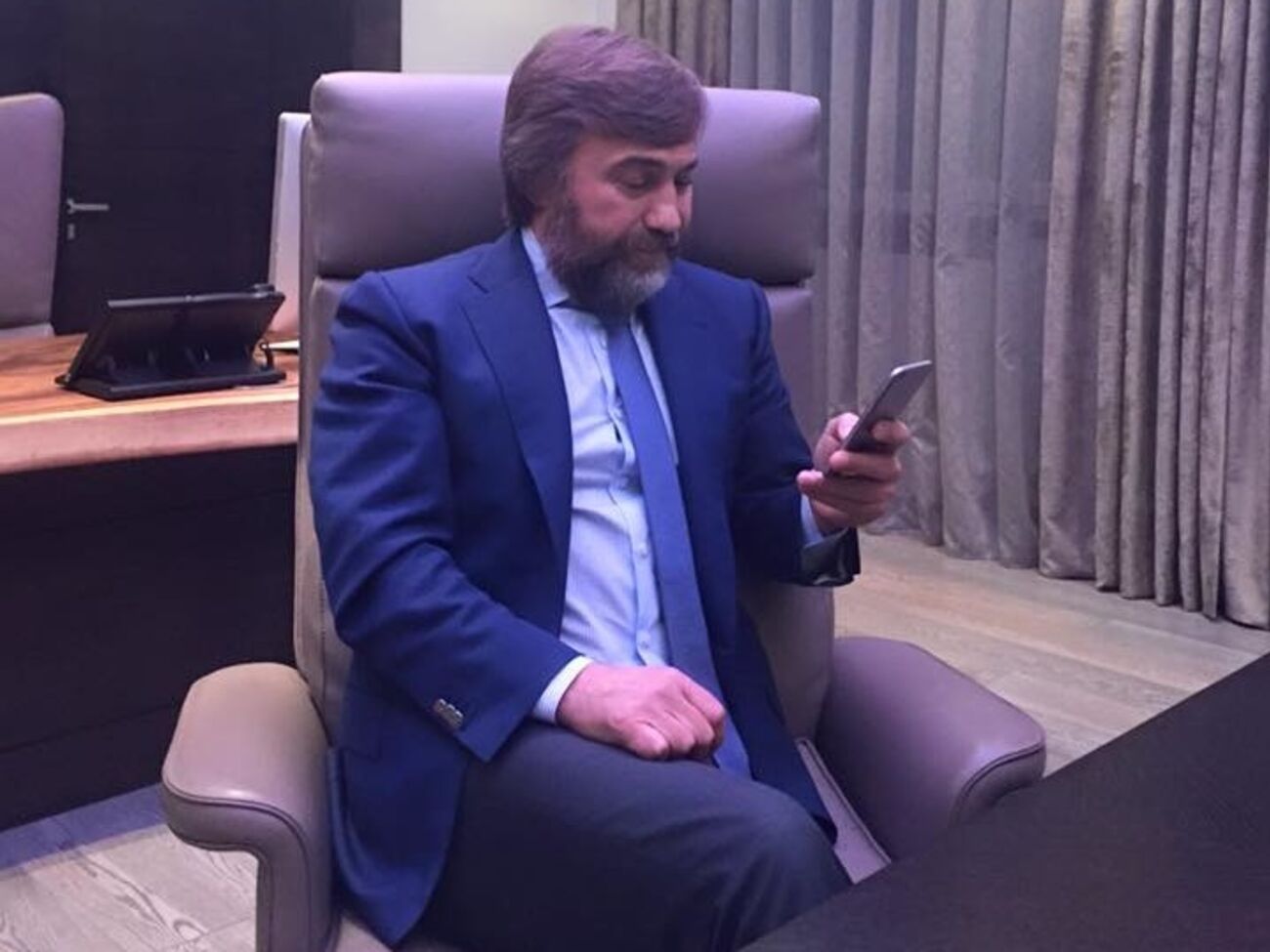 Загорулько:&nbsp;Вадим Новинский в киевском офисе читает сообщения "о том, что он покинул страну"