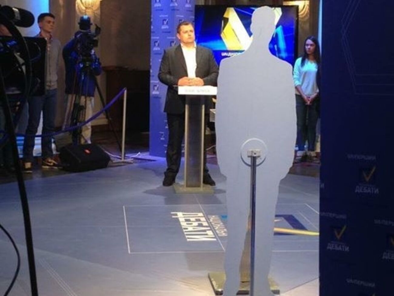 Филатов дебатировал с картонным оппонентом