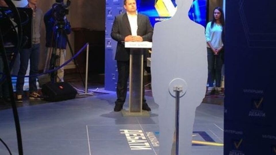 Филатов дебатировал с картонным оппонентом