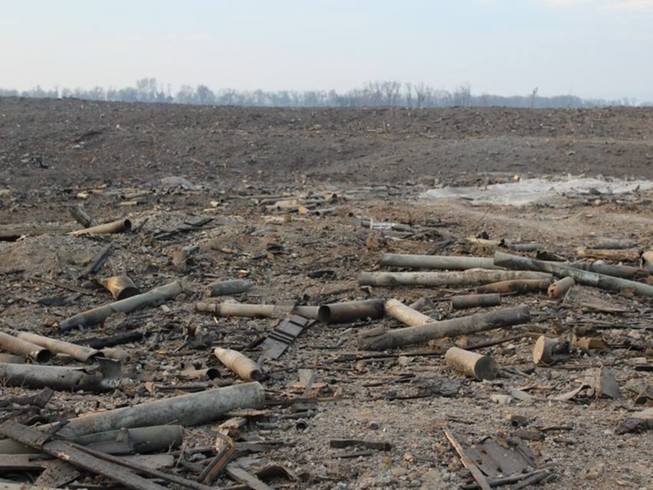 Спасатели обследуют зону эпицентра взрыва на складах в Сватово. Фоторепортаж