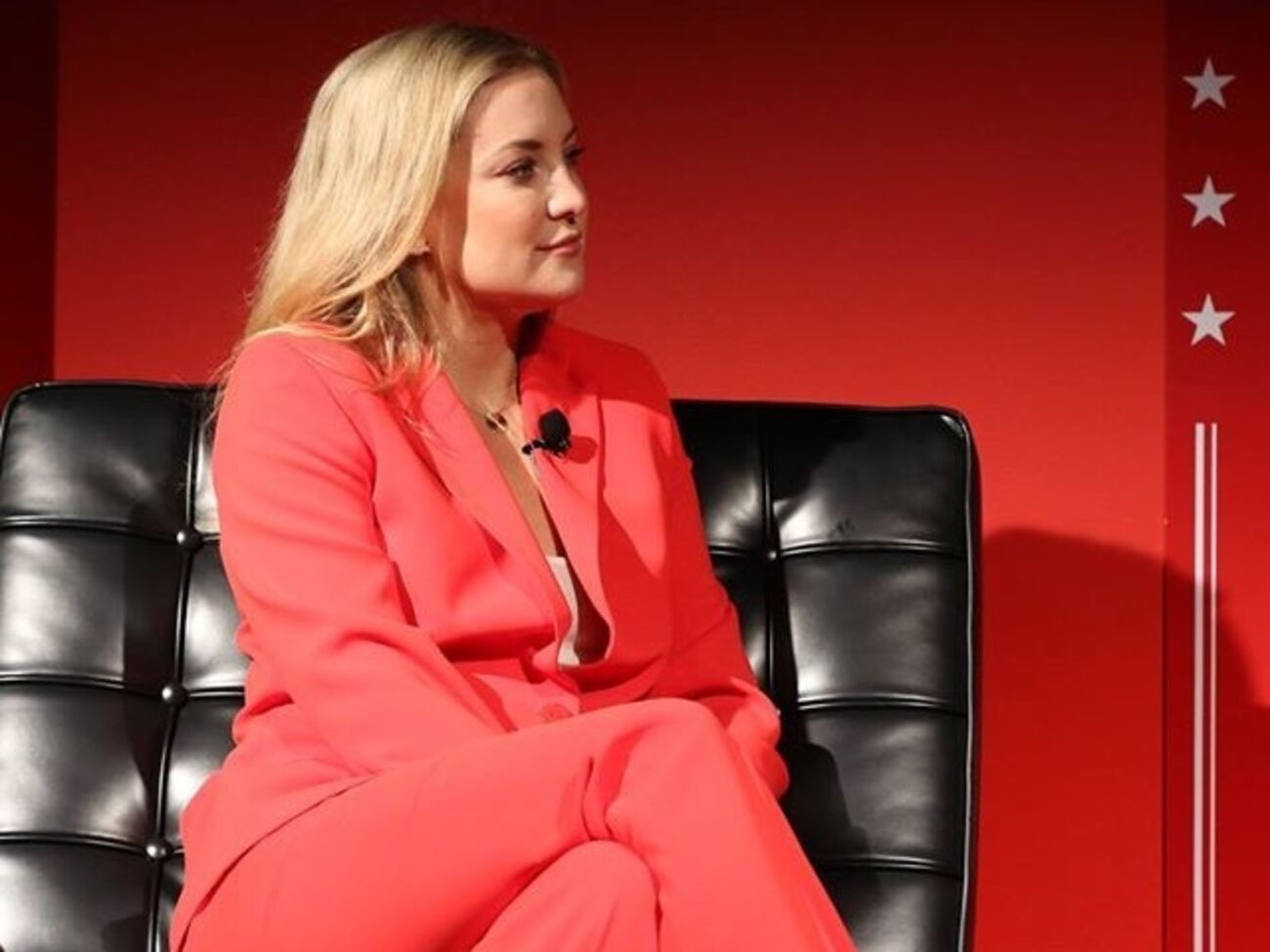 Хадсон позировала в нарядах красной цветовой гаммы