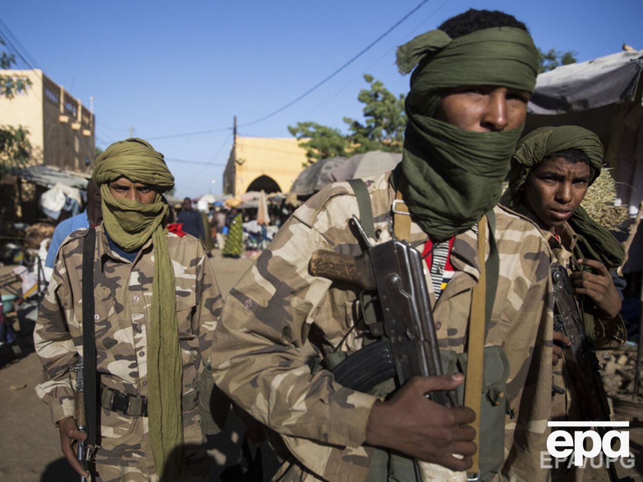 Силовики окружили территорию и проводят операцию