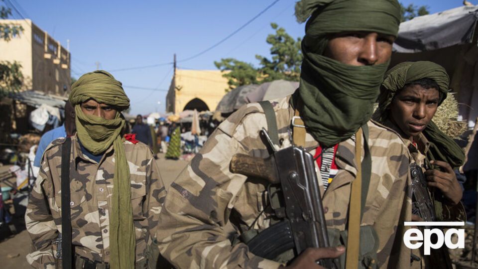 Силовики окружили территорию и проводят операцию