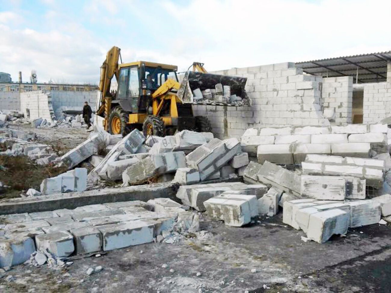 Конфликт на рынке возник, когда коммунальщики приехали сносить построенные на нем здания